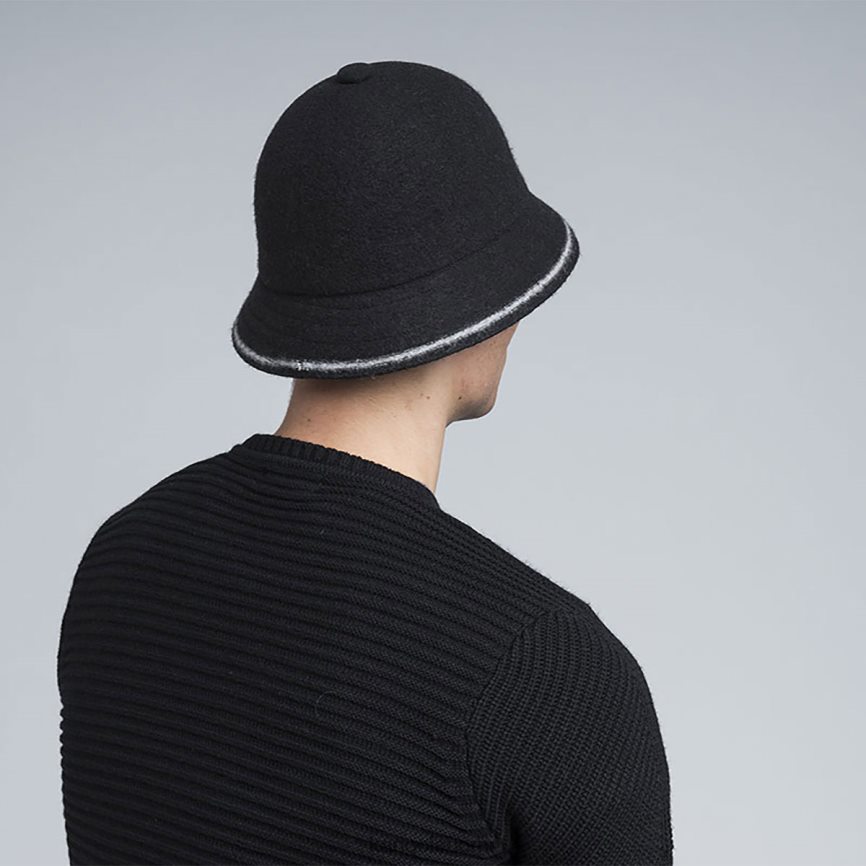 VF8024739 musta / luonnonvalkoinen sukupuolineutraali Kangol raita rento Lisätarvikkeet