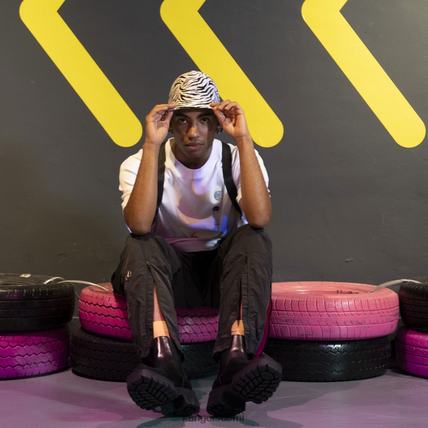 VF80241208 valkoinen sukupuolineutraali Kangol avaruusmiehen graafinen t-paita vaatetus